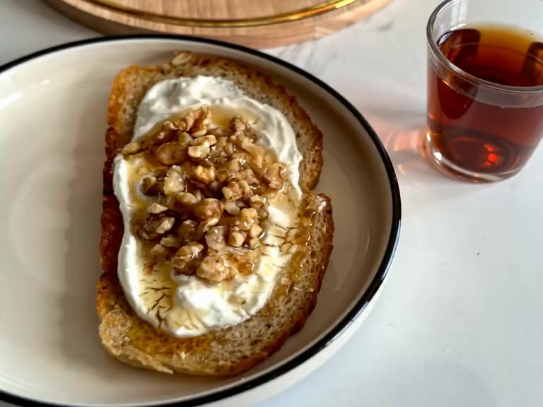 ريوق عزوتي، لبنة بالجوز والعسل